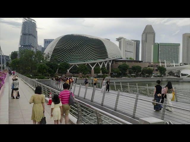 Strolling Along Marina Bay Waterfront Promenade: Singapore’s Scenic Waterfront Gem 