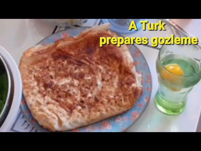 A Turk prepares gozleme