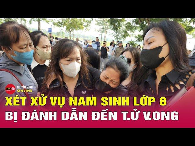 Cập nhật xét xử vụ nam sinh lớp 8 bị đánh tử vong: Mẹ nạn nhân suy sụp, được người thân dìu đến tòa