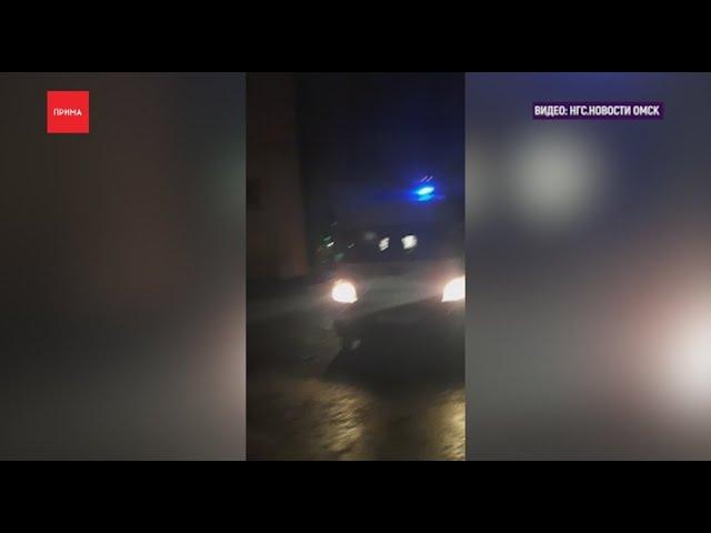Омские врачи скорой помощи привезли больных к зданию Минздрава