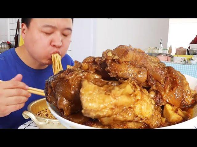 Braised Beef Bone In A Pot, Soft And Delicious, Fat But Not Greasy | Mukbang