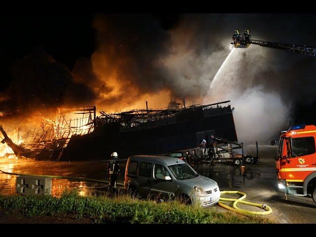 Oggenried | Zwei Großbrände zur gleichen Zeit - Lagerhalle und Strohlager brennen