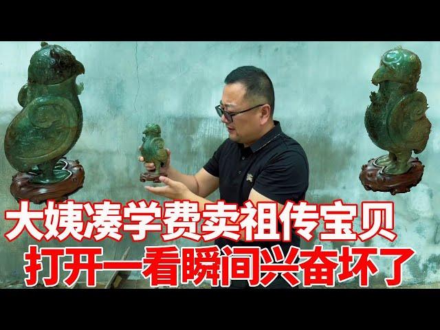 Antique Collection in Rural Areas: Rural Auntie collects tuition fees to sell ancestral treasures.