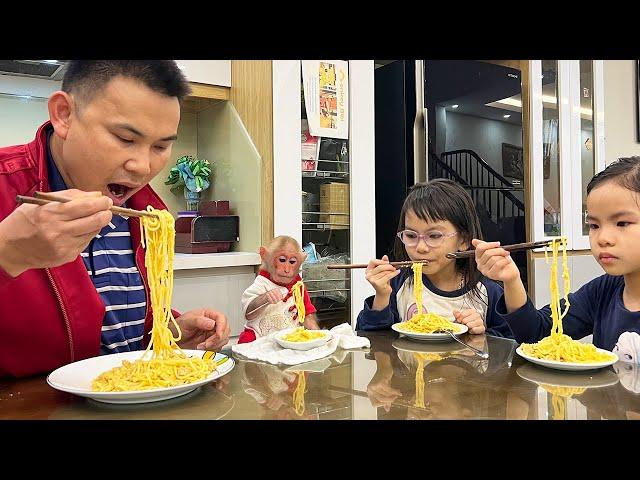 Bibi, Chip and Xuka enjoy delicious noodles cooked by Dad!