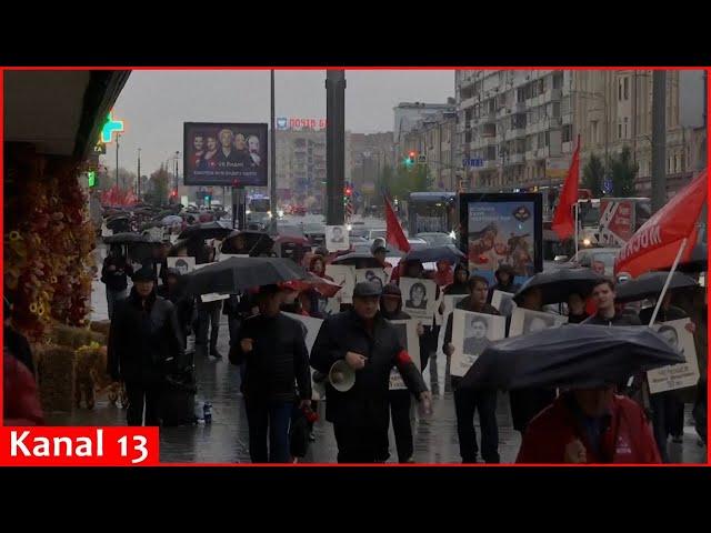 Russian communists march though Moscow streets in memory of victims of 1993 'October coup'