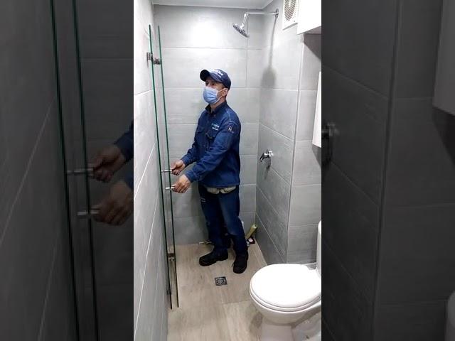 DIVISIONES DE BAÑO EN VIDRIO TEMPLADO EN BOGOTA SISTEMA PLEGABLE-INGEVIDRIOS