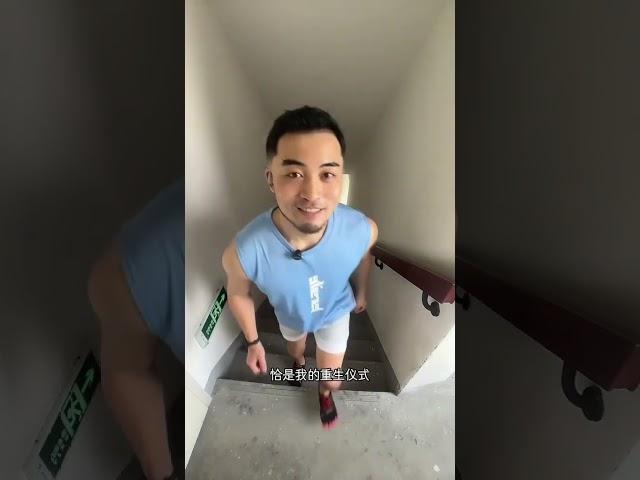 家里“有矿”的朋友，这个vibram五指鞋，值得入手！ 超薄！超轻！真正的自由从每个脚趾都有自己的故事开始！但凡想买五指鞋的，五指鞋只有两种！一种叫vibram，另一种叫“其它”！#空腹爬楼梯 #坚
