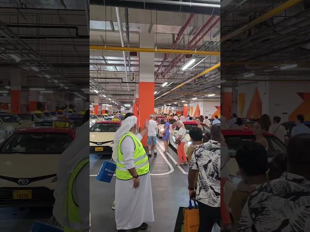 Taxi in dubai #shorts #dubai #taxi #busy #city #nice #emirates #burjkhalifa