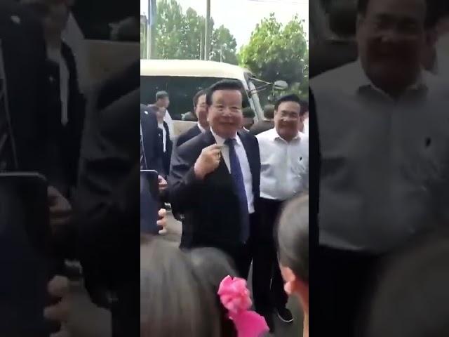 长者幕僚，曾庆红返乡，问了老百姓一个问题，你们懂吗？  (请关注长者俱乐部推特，看更多类似罕见视频：  https://x.com/FANSZHANGZHE)
