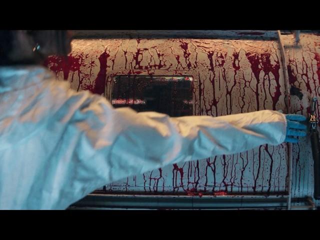2025最新恐怖片，女子為躲殺人魔藏入機器，卻被擠壓成人肉葡萄酒，場面太血腥！【小青】