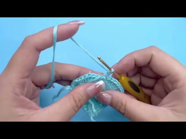 Kim Dung shows how to knit heart coasters part 3