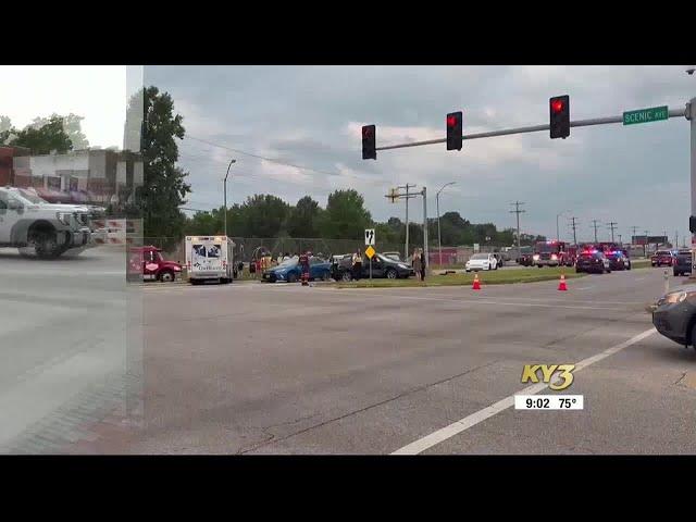 Police investigate 5-car crash in Springfield, Mo.