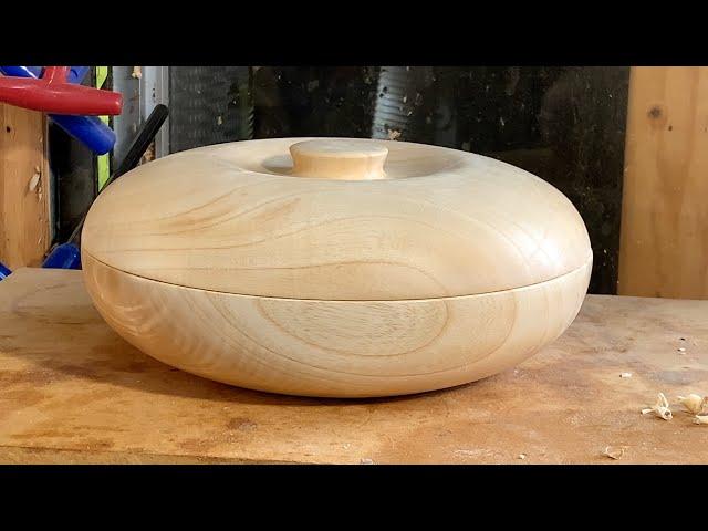 Richard Raffan turns a ripple ash crossgrain box.