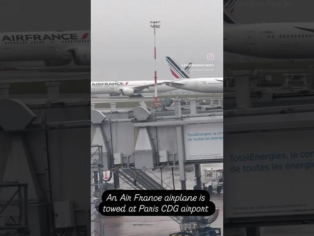 An Air France airplane is towed at Paris CDG airport #cdg #airfrance #airplane #timelapse