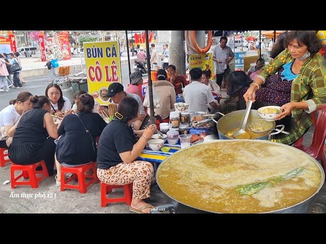 Đông quá xá tại quán bún cá, heo quay thêm giá rẻ 10k