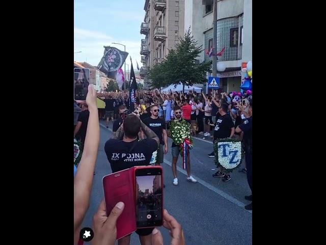 Torcida Split & Tornado Zadar pjevaju “Nezavisna Drzava Hrvatska” u Kninu (05.08.2024)