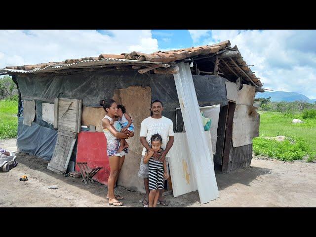 FAMÍLIA QUE VIVE EM UM BARRACO IMPROVISADO TIVERAM UMA GRANDE SURPRESA