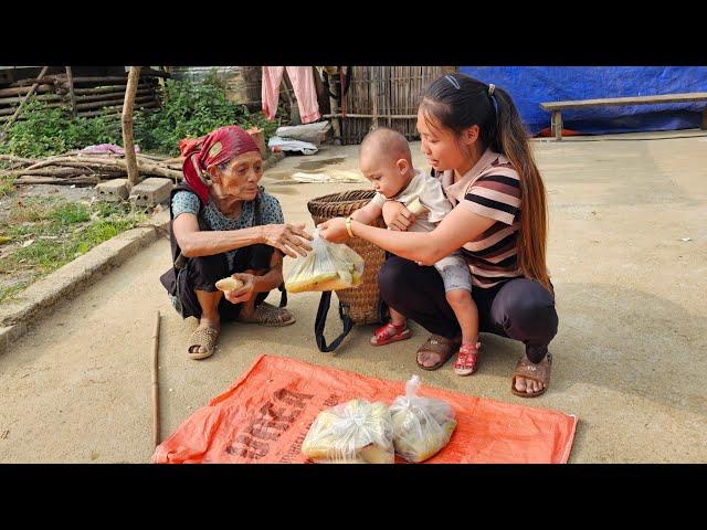 The single mother and her children went to break boiled corn and bring it to the market to sell