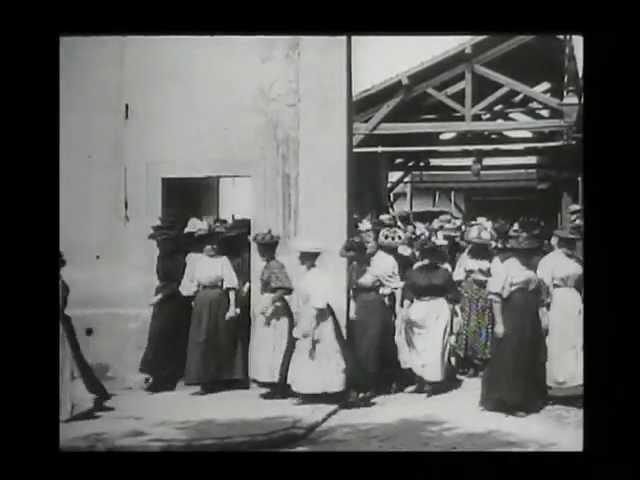 Employees Leaving the Lumiere Factory - La sortie des usines Lumiere (Lumiere - 1895)