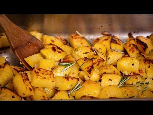 Roasted Potatoes with Rosemary and Garlic. The simple recipe for oven baked potatoes | Savori Urbane
