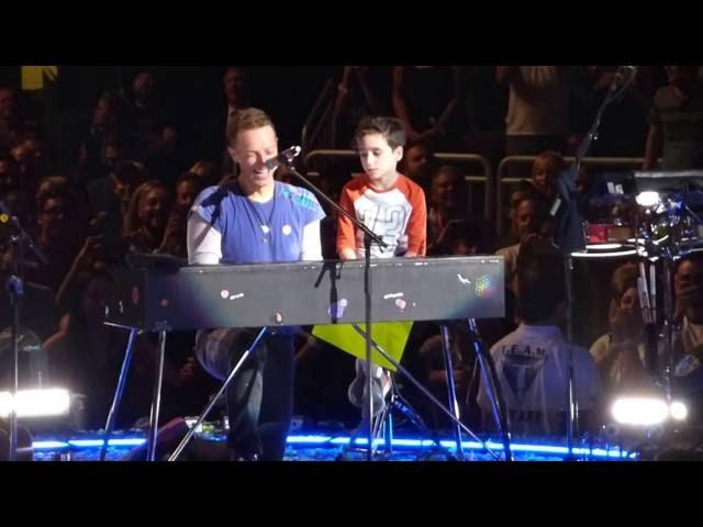 Coldplay - Everglow (with Oscar) - Gila River Arena - Glendale, AZ