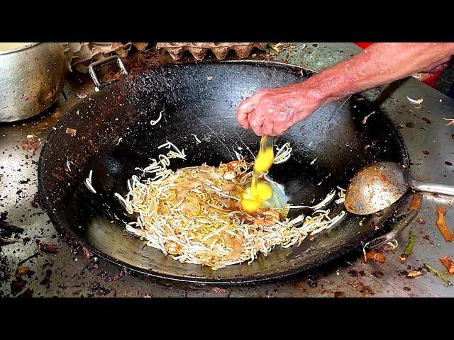 This Uncle Makes the Best Char Kway Teow in Malaysia?! | 35 Year Shop | Malaysia Street Food | 炒粿条