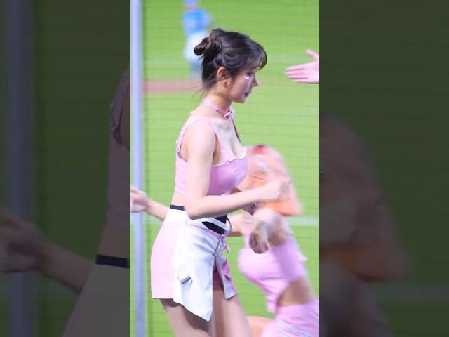 의상 고치려고 퇴장하는 이주은(Lee Ju-Eun[李珠珢])치어리더