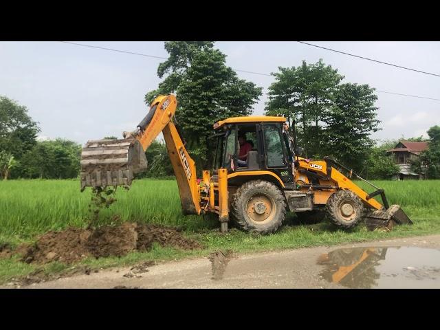 JCB Backhoe Loader Digging A Drain Near The Paddy Field - JCB 4×4 VIDEO