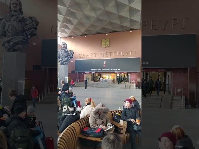 Passengers waiting for trains - Leningrad (St. Petersburg), Moskovsky railway station  Fragment 3