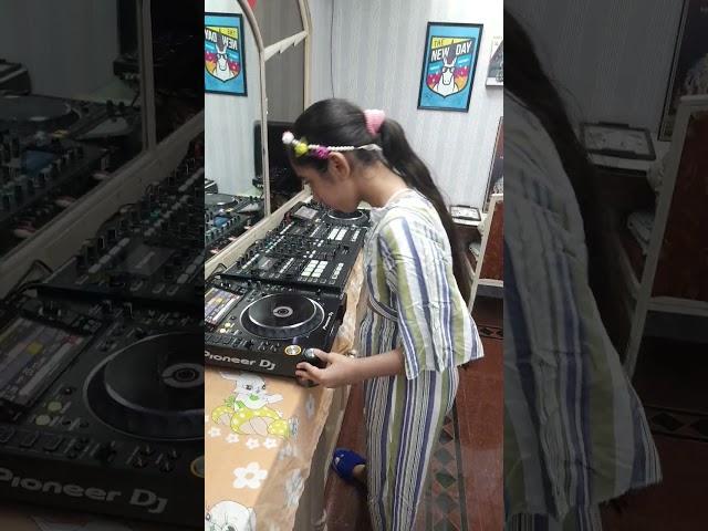 9 year old DJ Mixing on the pioneer cdj 2000 Nexus 2 || 2 ||