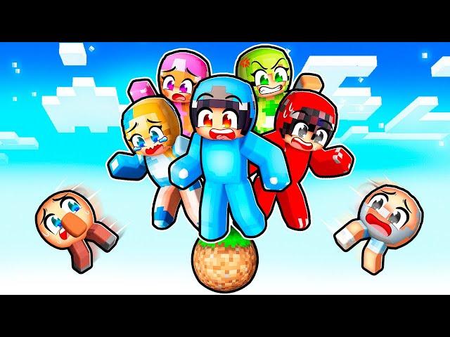 10 FRIENDS on ONE SPHERE in Minecraft With Crazy Fan Girl!