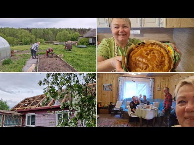 ПОСАДИЛИ КАРТОШКУ. ДОЖДЬ ИДЕТ, А ДОМ БЕЗ КРЫШИ.ПЕКУ ПИРОГ СО ЩАВЕЛЕМ, ПРИЕДУТ КРЫМЧАНЕ.