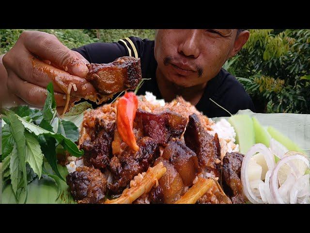 EATING SMOKED PORK COOK WITH AXONE AND BAMBOO SHOOTS  NAGA CUISINE