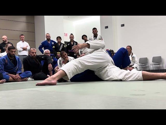 ROGER GRACIE ''SAIU NA MA0'' COM ALUNO FAIXA PRETA ( que show! )