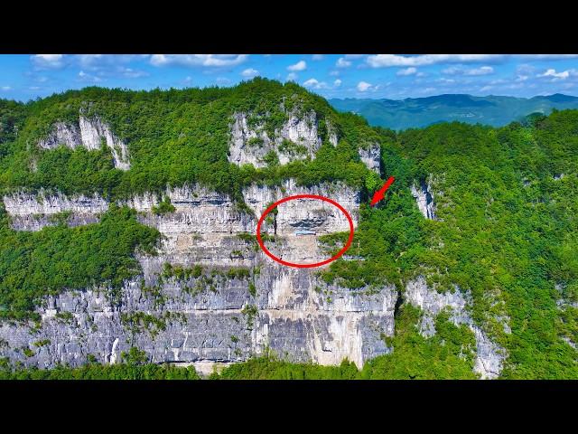 An ancient temple on the mountain in Guizhou is built between cliffs. It's so thrilling.