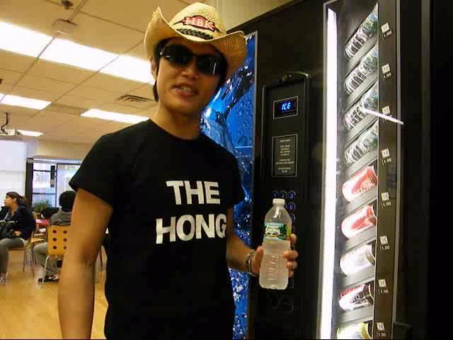 THE HONG was buying a bottle of water from the vending machine. (더홍 / 홍의성)