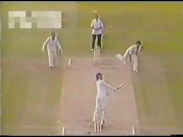 Imran Khan gets out Chris Broad caught by Mudassar Nazar