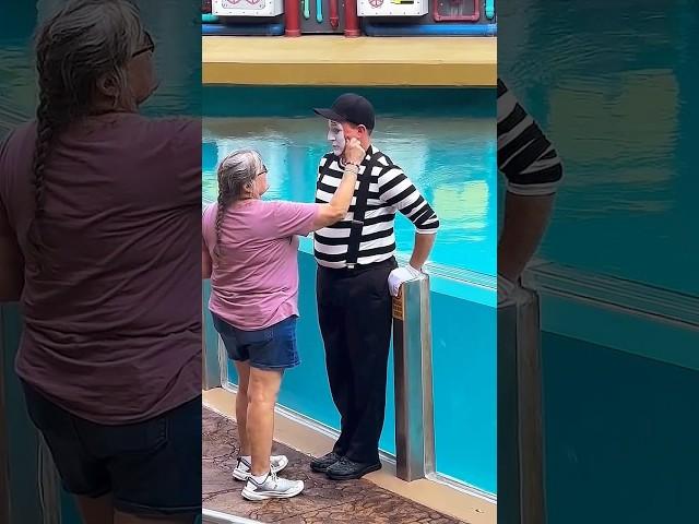 Rob the mime SeaWorld Orlando | mime SeaWorld #robthemime #disney #mimeshow #seaworldorlando #funny