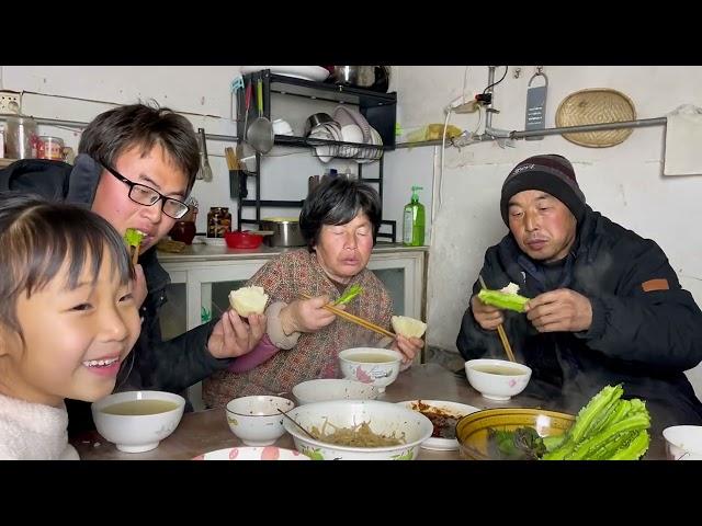 #512 BA VÀ MẸ LẦN ĐẦU ĂN MÓN NÀY TƯỞNG ĐÂU TƯƠNG VIỆT NAM CHẤM ĐẬU RỒNG XÀ LÁCH AI NGỜ KHEN NGON