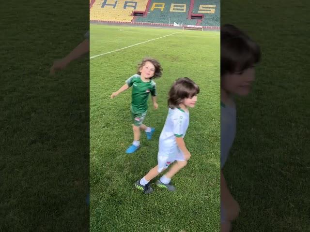 احتفالية عبودي وابن العم حمودي في ملعب الشعب الدولي