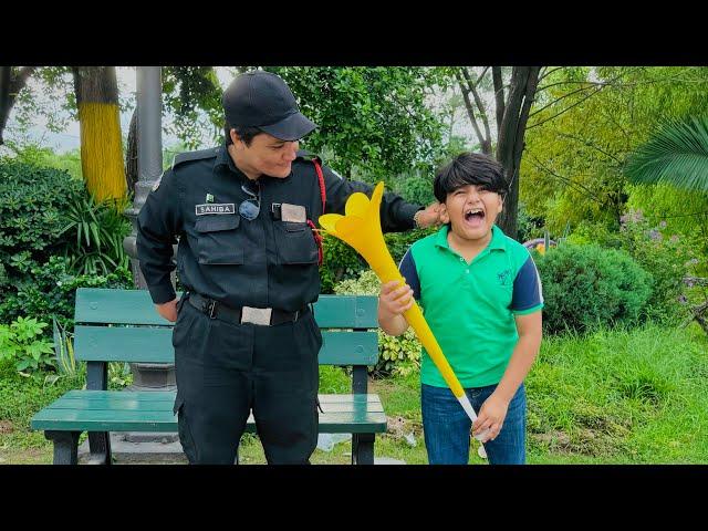 14 August Ali ko Police ny arrest kr leya baja bjaty howy  || Baja prank in public ||bht mar pari