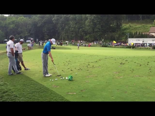 Jordan Spieth chipping warm up at Baltusrol