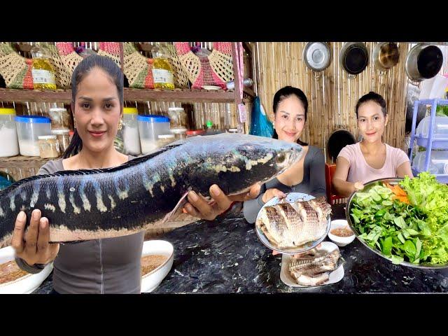 I Buy And Cook The Giant Snakehead Fish With My Sister