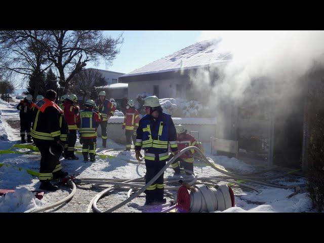 Großaufgebot der Feuerwehr bei Kellerbrand im Einsatz