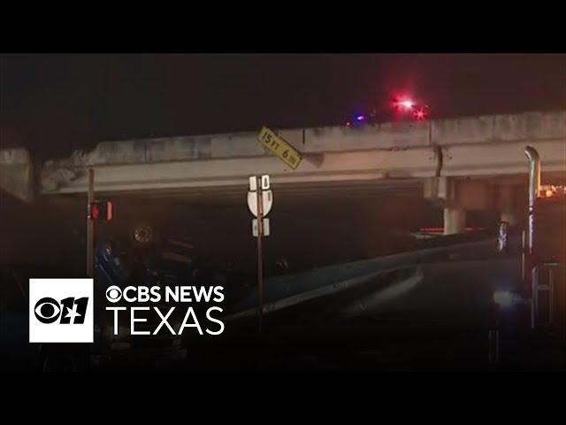 18-wheeler strikes guardrail in Fort Worth, causing delays on I-35W