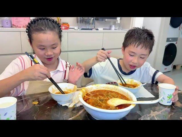 A bowl of snail powder was eaten by two people  and the two little ones ate delicious food taken la