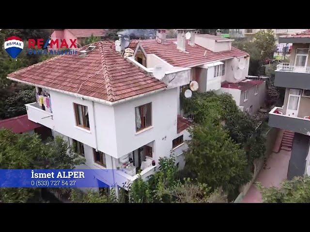 Sarıyer'de manzaralı ve bahçeli 3 katlı 3+1 satılık villa