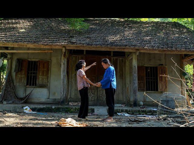 Kind old lady gives single mother an abandoned house after rescuing her