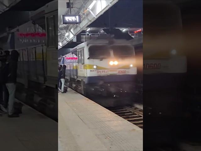 Diesel Loco WDP4D 40600 BGKT hauling The train 22998 SGNR JLWC SF Exp arriving in Bikaner at 11.00pm