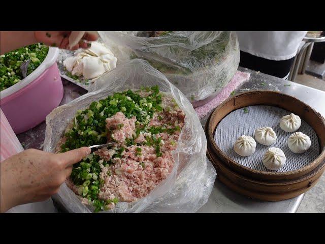 The fragrant soup erupts in the most mouth. Xiaolongbao｜Taiwanese Food